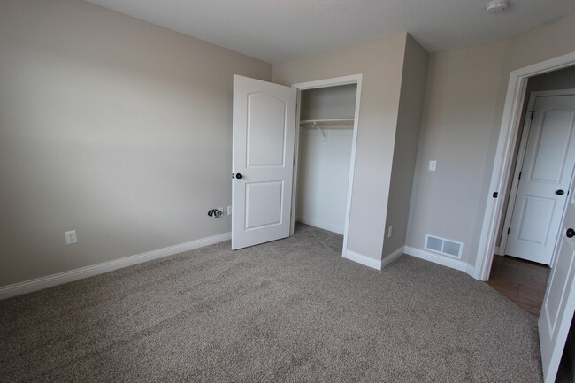 Building Photo - 721 Promenade Dr