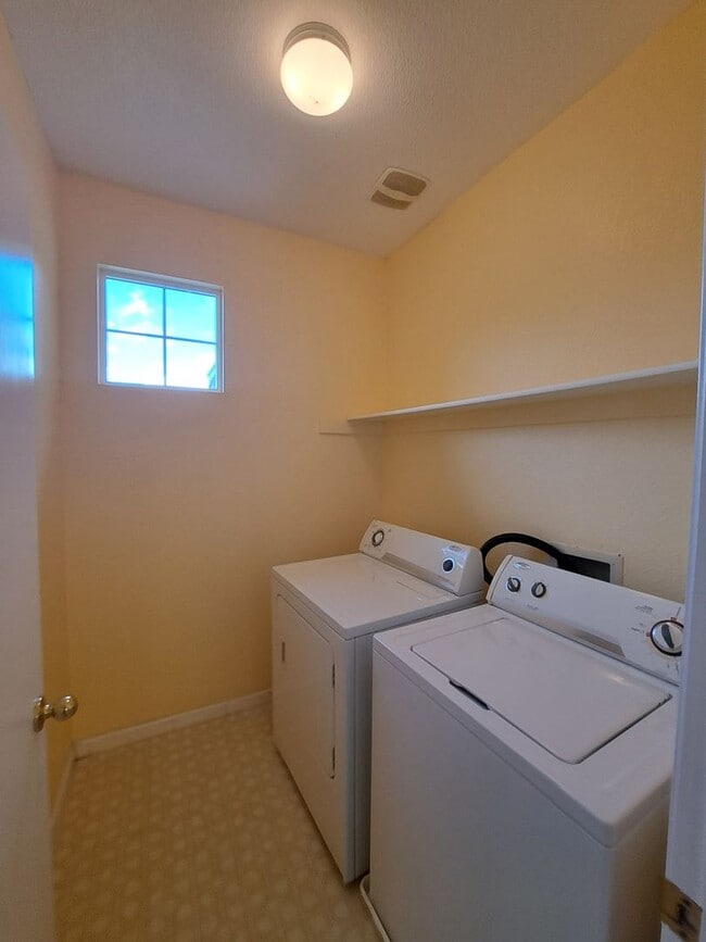 Building Photo - Expansive 3 bedroom/2.5 Bath Home in Corde...