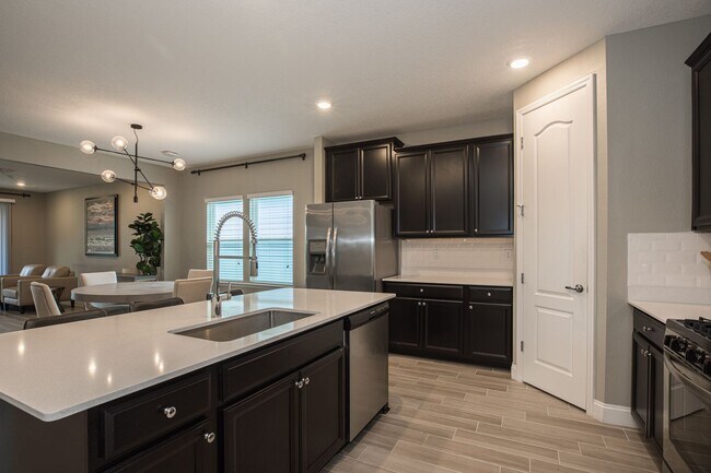 Building Photo - Stunning Home in Desirable Neighborhood