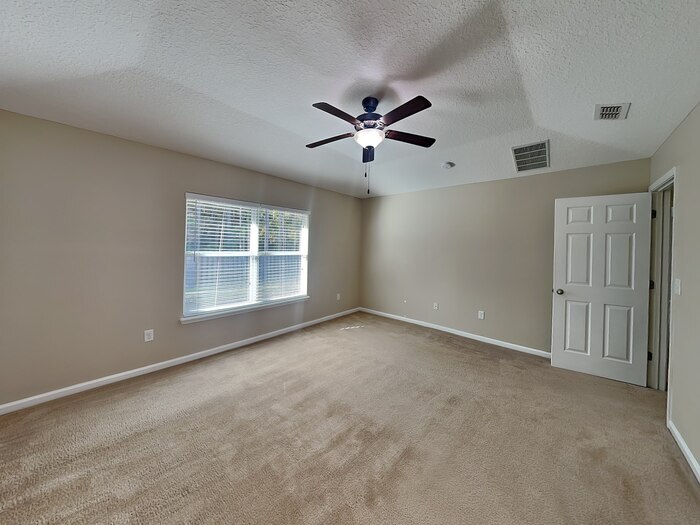 Building Photo - 181 E New England Dr