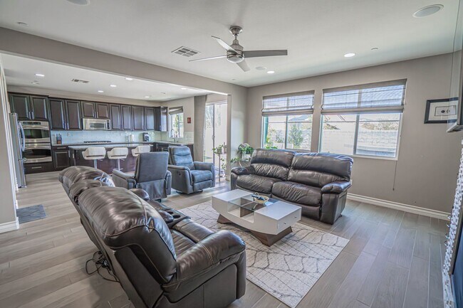 Building Photo - Beautiful 5-Bedroom Home with Outdoor Entertainer's Area in Valencia!