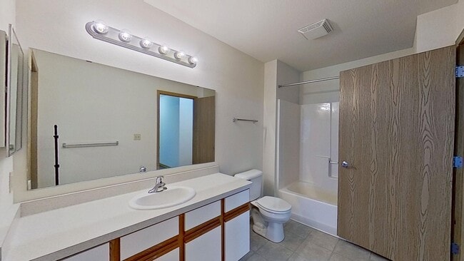 Building Photo - Condo Style Lower 1 Bedroom 1 Bathroom Apartment