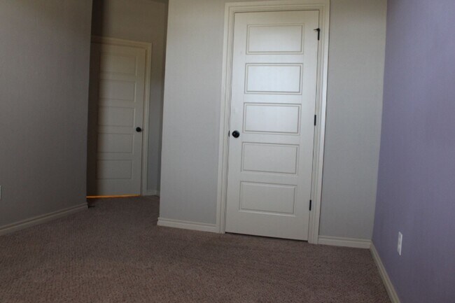 Building Photo - Southwest home, close to hospital, shopping, restaurants and easy access to FT Sill