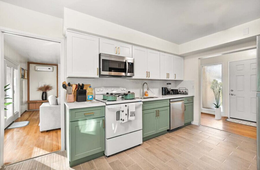 Building Photo - 4989 Randlett Dr