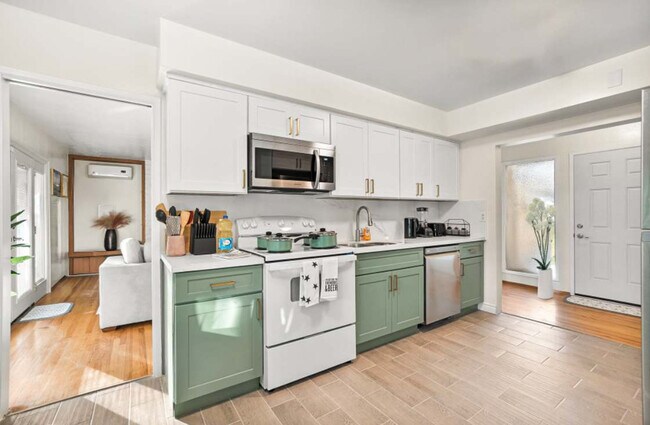 Building Photo - 4989 Randlett Dr