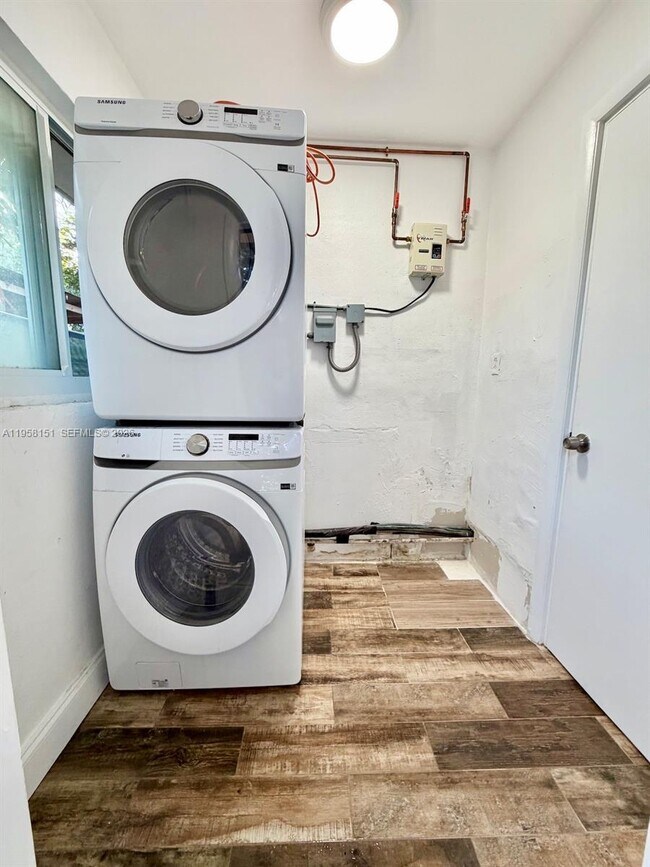 Building Photo - 927 SW 12th Ave