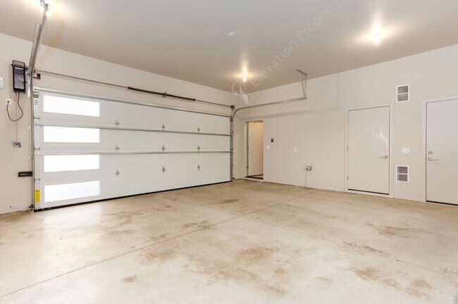 Building Photo - Exquisite Tetherow Living with Resort Memb...