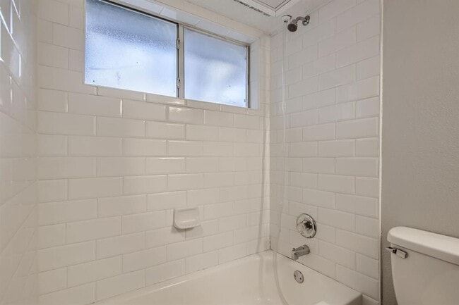 Building Photo - 1015 E Yager Ln