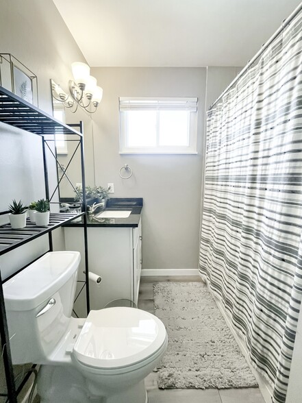 Building Photo - 1987 Palm Dr