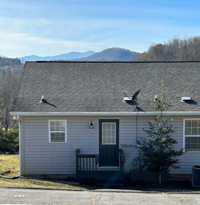 Building Photo - Candler - Recently Renovated Apt Ready for Occupancy!