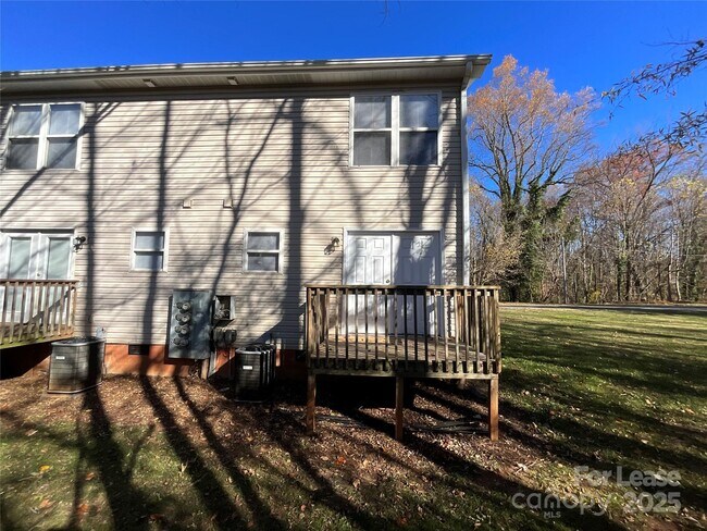 Building Photo - 1520 N Main Ave