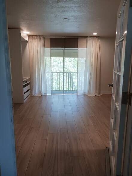Master bedroom - 441 N Harbor City Blvd