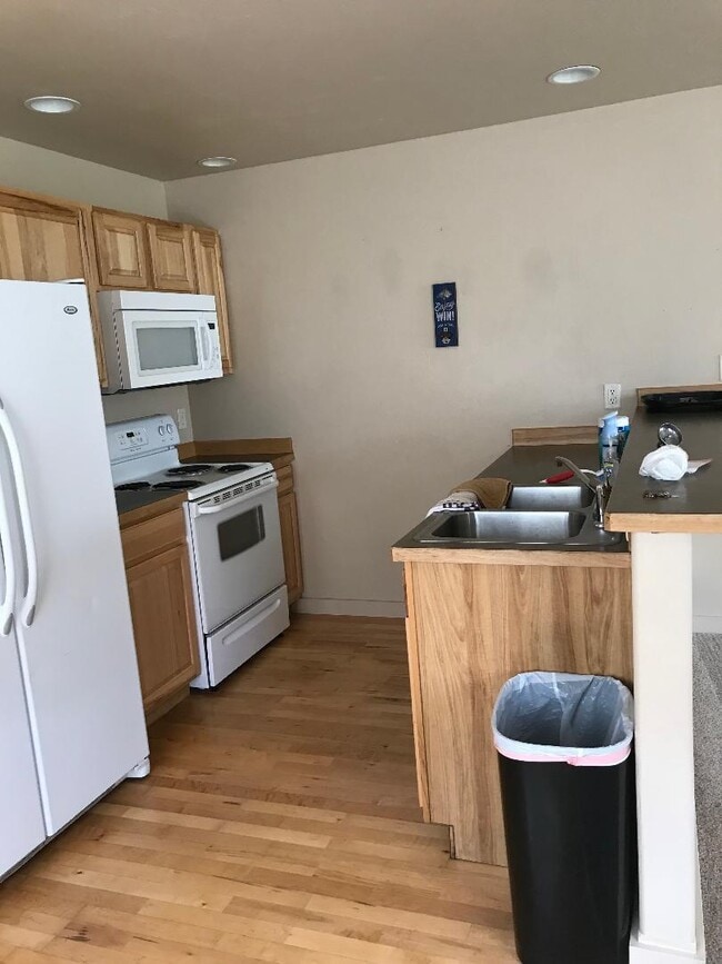 Building Photo - 3 Bedrooms 2 1/2 Bathroom Bozeman Townhouse - Great Location