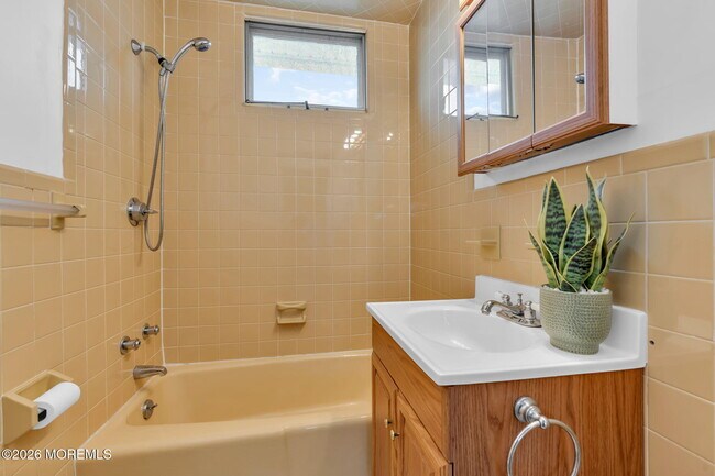 Building Photo - 1232 Pine Tree Way