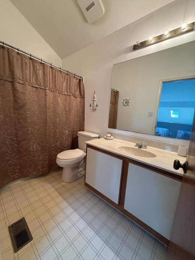 Building Photo - 1095 Plantation Dr W