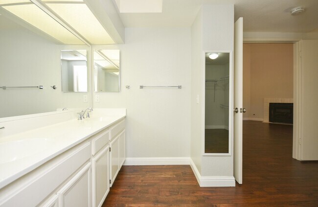 Building Photo - Cozy Upstairs Unit with Greenbelt View!