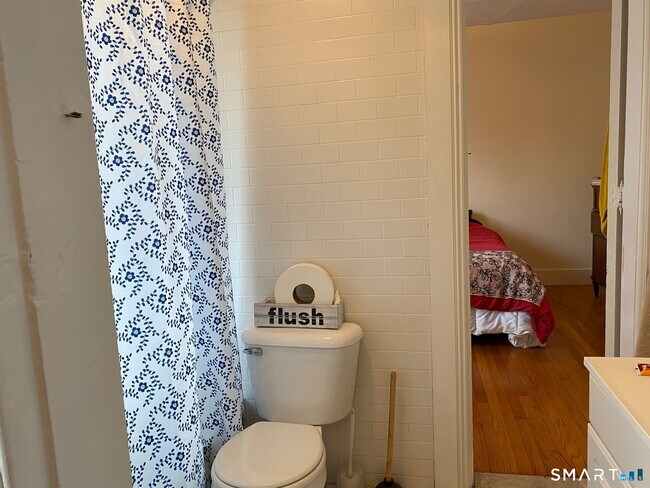 Building Photo - 118 Lawrence St