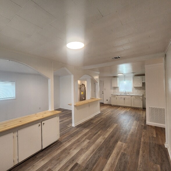 Building Photo - 308 Liston St