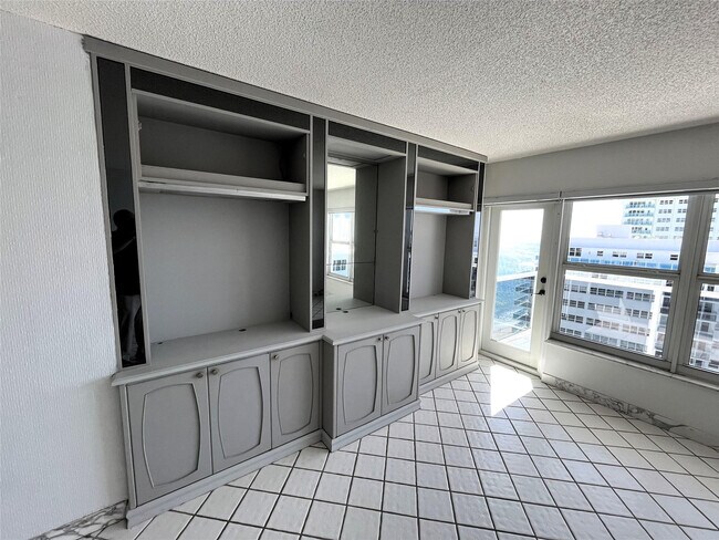 Building Photo - 3500 Galt Ocean Dr