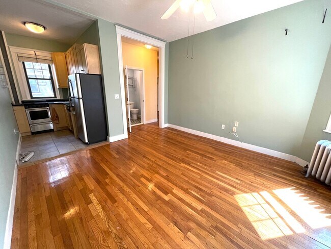 Building Photo - 2Br/1Bth Great location, Brookline line, Laundry in building! Parking available! Walk to Green Line