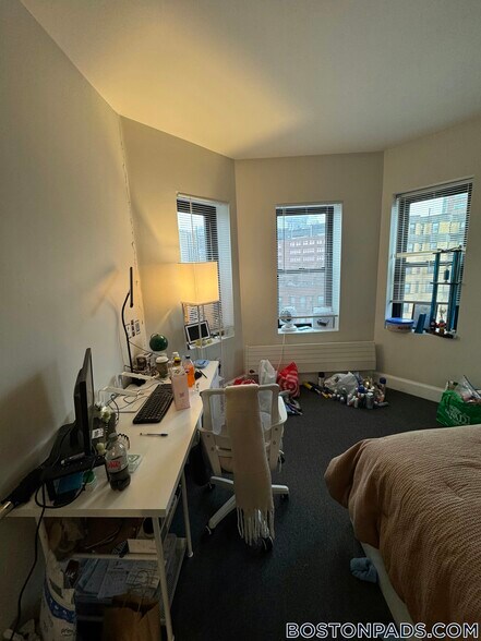 Building Photo - 829 Beacon St