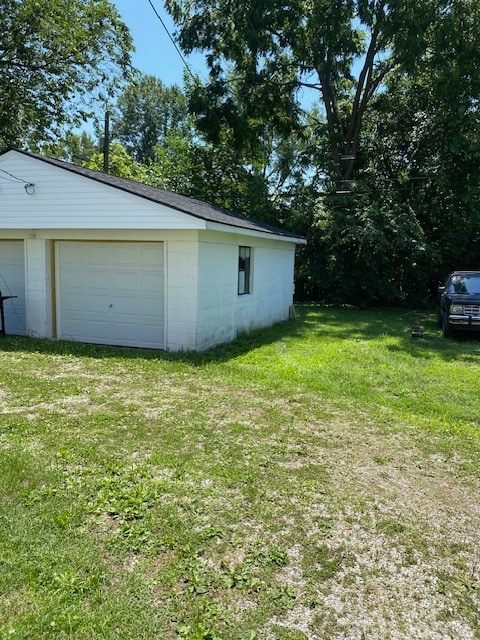 Garage + parking - 2611 E Troy Ave