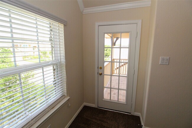 Building Photo - 627 Oak Cir Dr E
