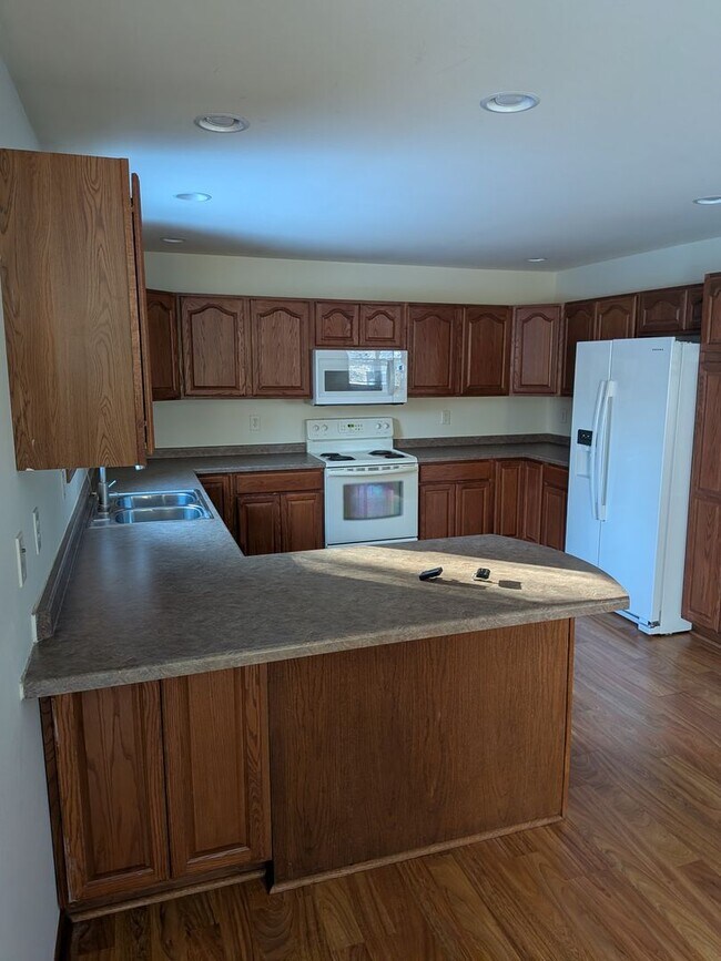 Building Photo - 3381/3383 Bridlewood Dr