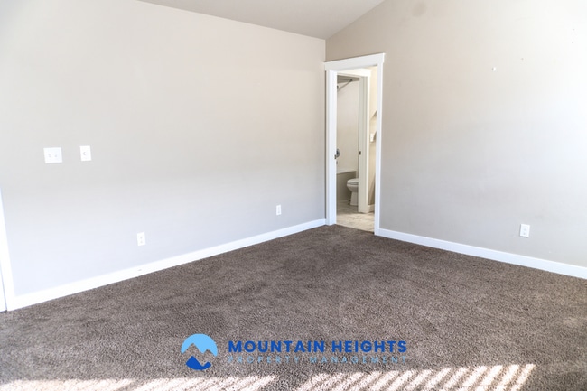 Building Photo - 858 Cecina Ct