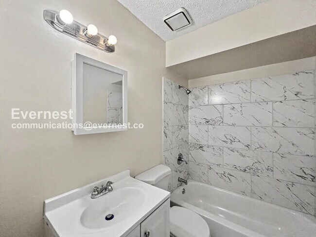 Building Photo - 3 Bed/2 Bath Home with Carport / Pet-Friendly / Available Now!