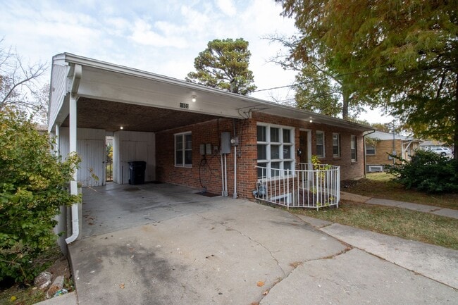 Building Photo - 5 Bed 2 Bath House