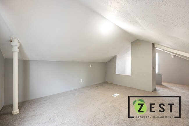 Building Photo - 3 Bed Bungalow only 1250/mo! Available for...