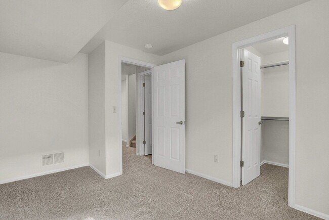 Building Photo - 6925 Yellowpine Dr