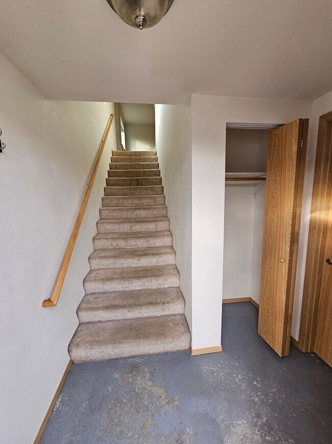 Building Photo - 1050 Deere St