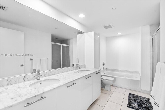 Building Photo - 951 Brickell Ave