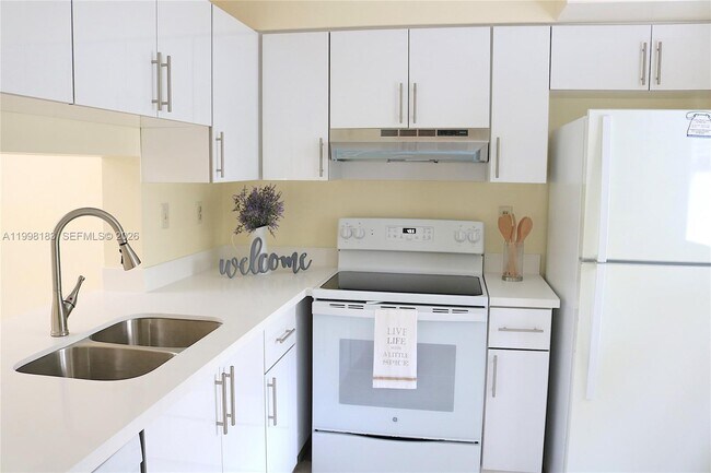 Building Photo - 401 Gardens Dr