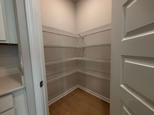 Building Photo - Look and lease in Athens