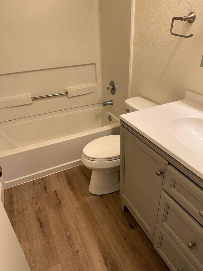 Building Photo - Adorable 2-bedroom 1 full bath and 1 car g...