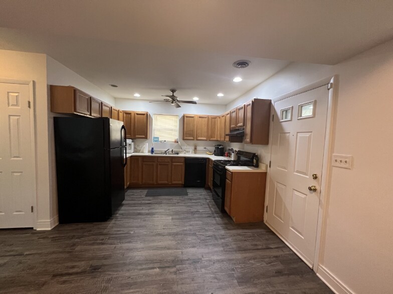 Building Photo - 1507 W Henderson St