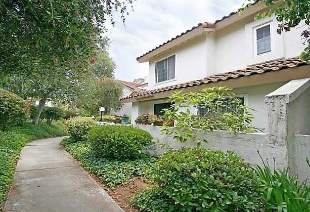 Building Photo - Escondido 3 Br Gated LOVELY Townhome 2 pat...