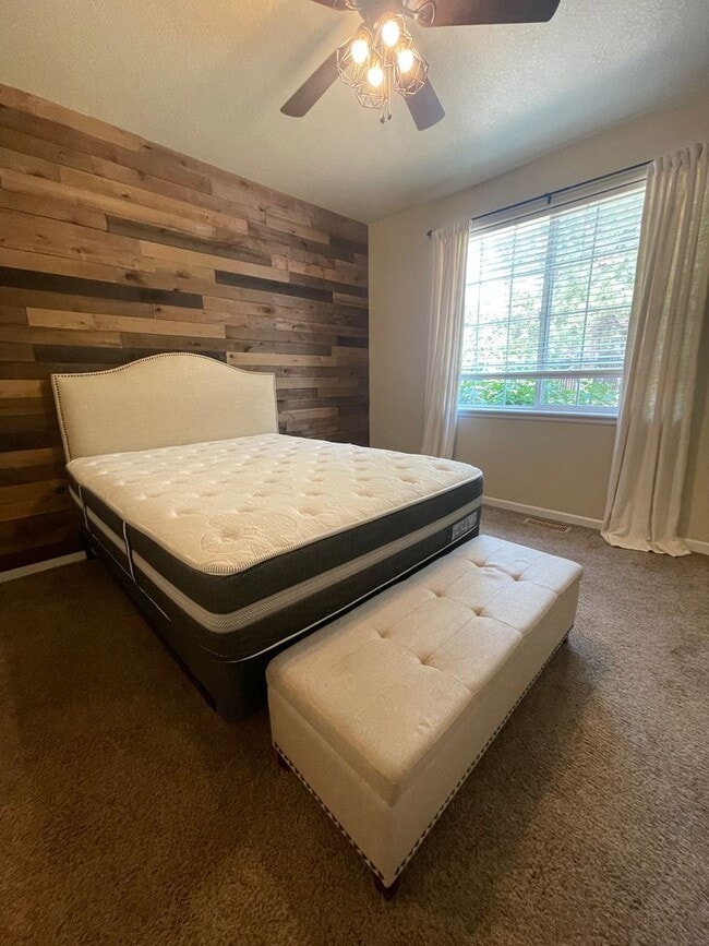 Building Photo - Charming 2 bedroom/ 2-bathroom unit in Castleview Condominium complex- Great location - 1 car gar...