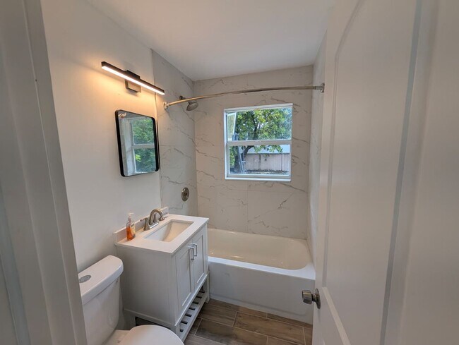 Building Photo - Bright & Updated Rental Near Downtown Fort Lauderdale
