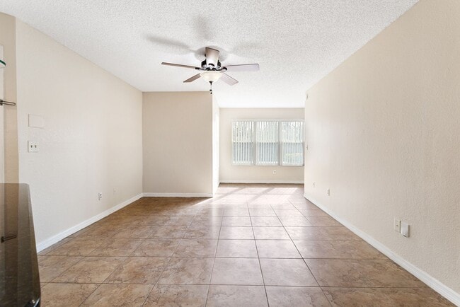 Building Photo - Venetian Place - 612