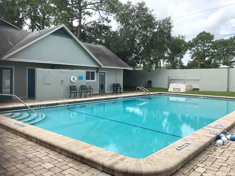 Pool and clubhouse. - 4411 SW 34th St