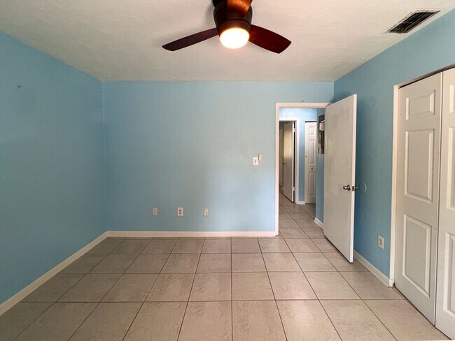 Building Photo - 2BR/1BA Flat Biking/Walking Distance to UF...