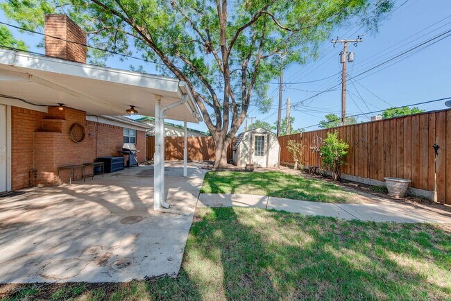 Building Photo - 3/2/2 in Excellent Location!