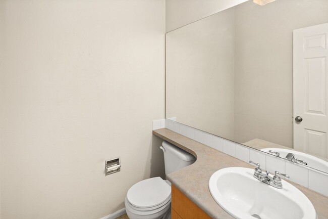 Building Photo - Spacious 3 bed Townhome