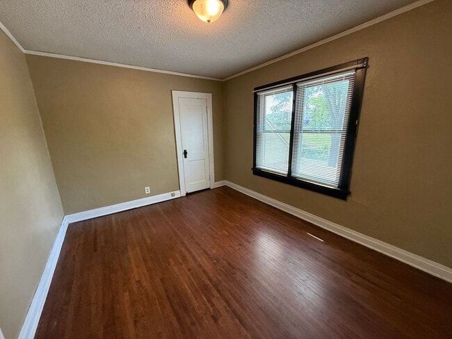 Building Photo - Charming 3 bedroom 1 bath in University/Lexington neighborhood!