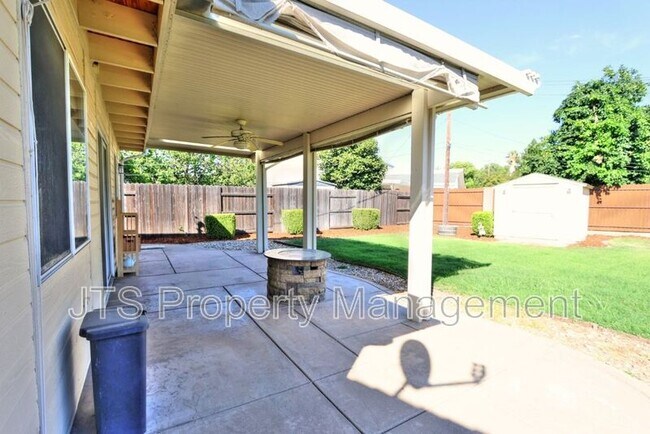 Building Photo - 2128 W La Loma Dr