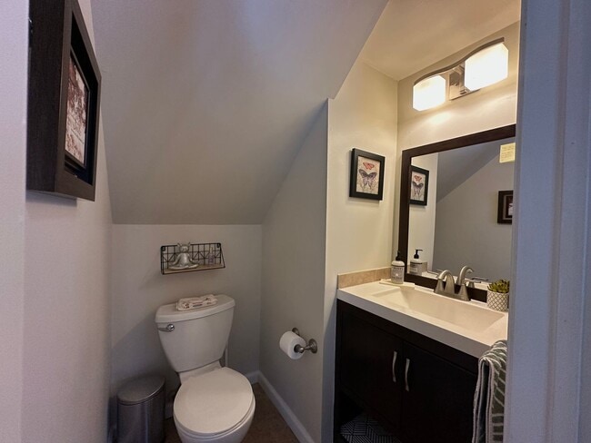 Building Photo - 2 bedrooms, 1.5 bathrooms